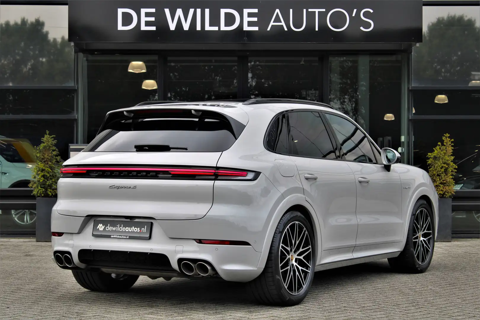 Porsche Cayenne 3.0 S E-Hybrid SportDesign 520pk Krijt Pano SoftCl Grijs - 2