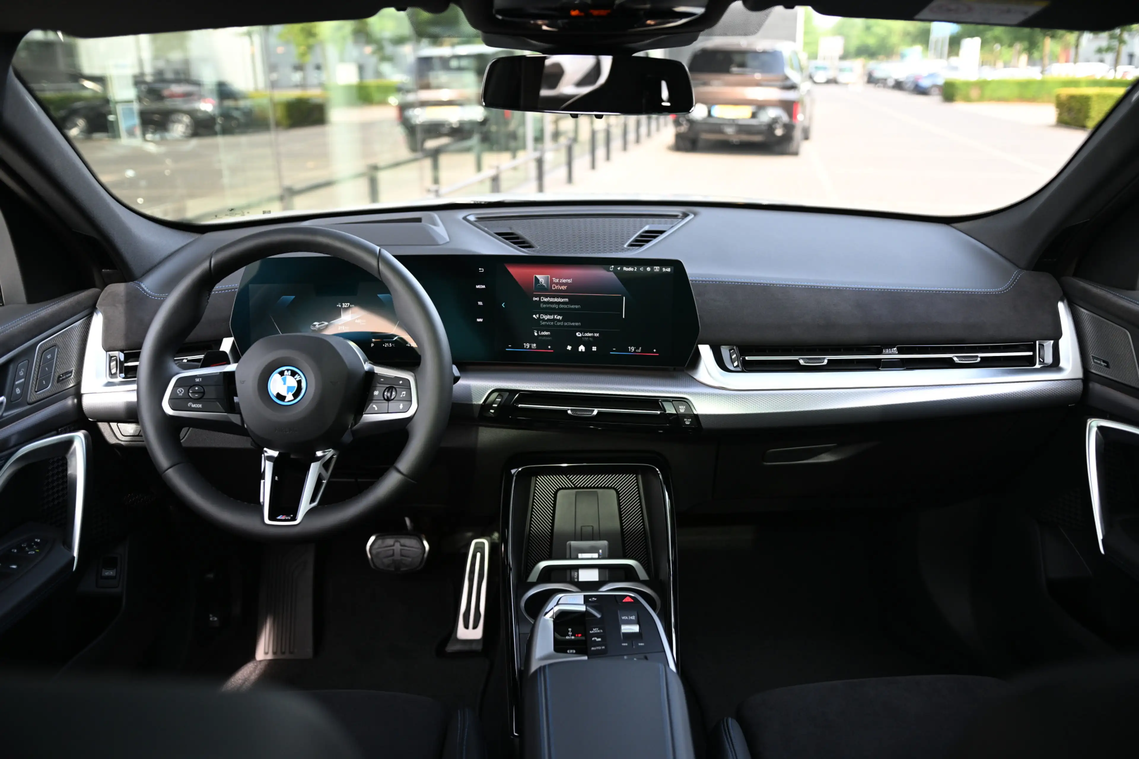 BMW iX2 eDrive20 M Sport / Panoramadak / Trekhaak / M Spor — photo 4