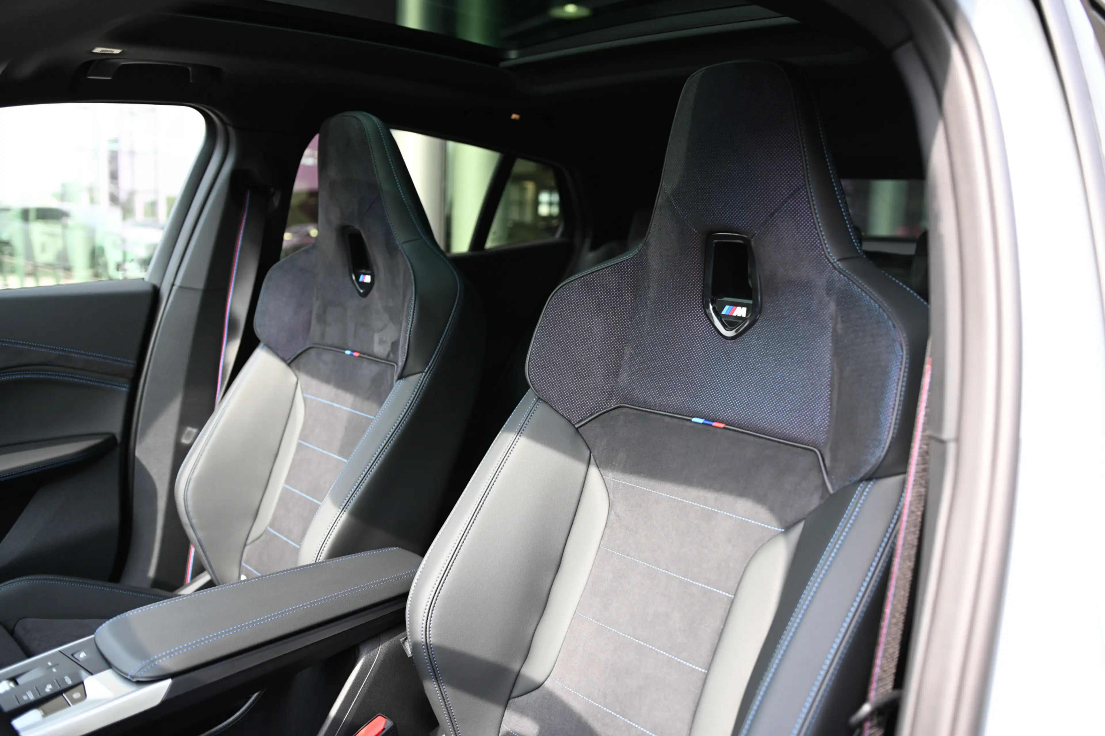 BMW iX2 eDrive20 M Sport / Panoramadak / Trekhaak / M Spor — photo 3