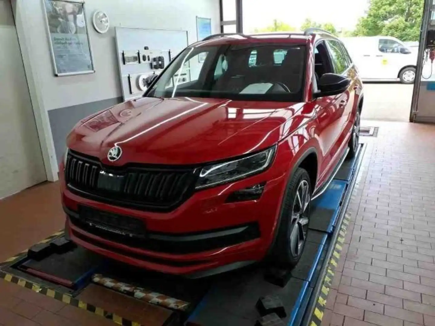 Skoda Kodiaq 2.0 TDI 4x4 DSG SPORTLINE LED+NAVI+AHK+VC Rot - 2