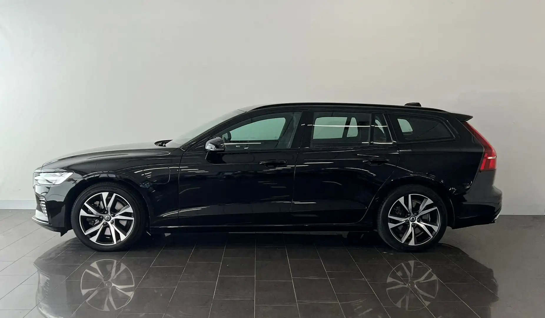 Volvo V60 T6 Recharge AWD R-Design | Achteruitrijcamera | Ap Zwart - 2