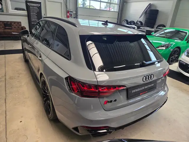 Audi RS4 view 13