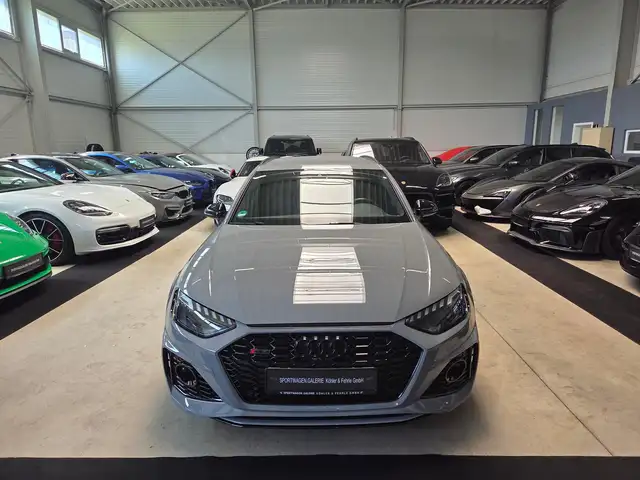Audi RS4 view 3