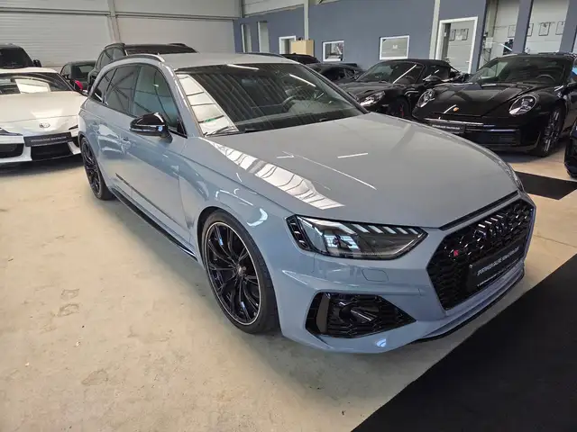 Audi RS4 view 8