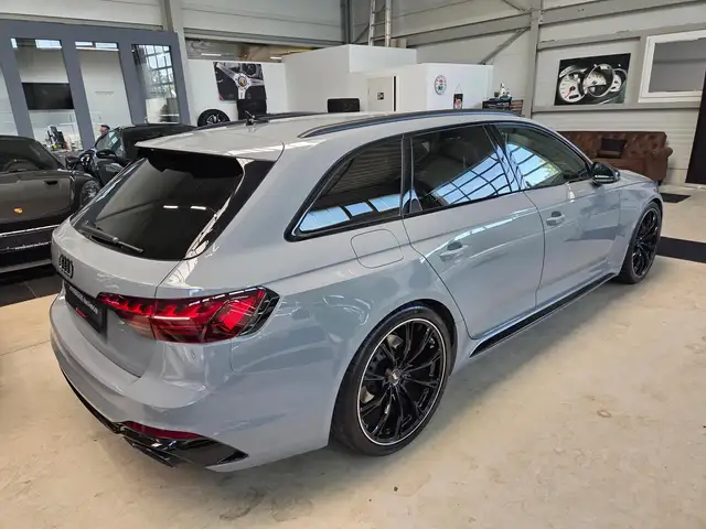 Audi RS4 view 10