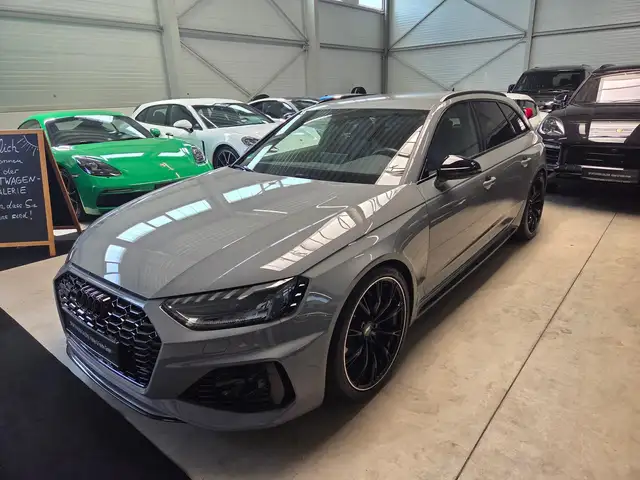 Audi RS4 view 6