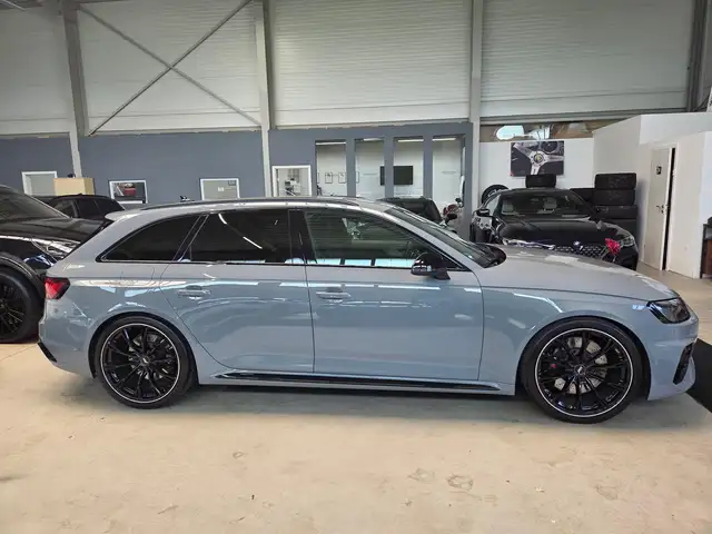 Audi RS4 view 9
