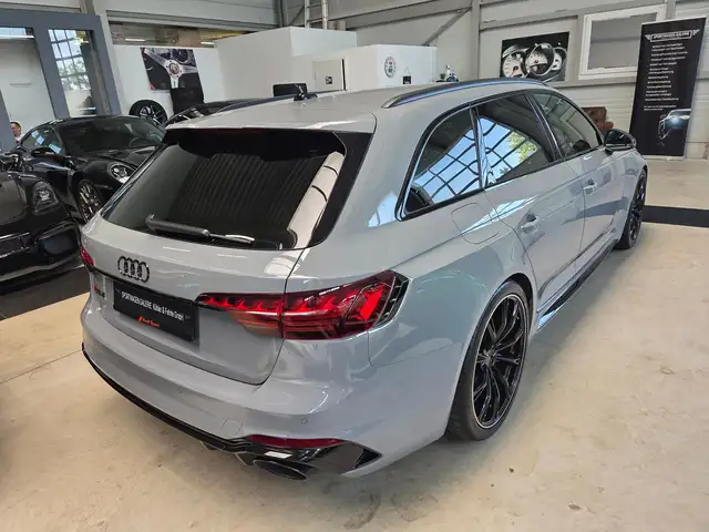 Audi RS4 view 11