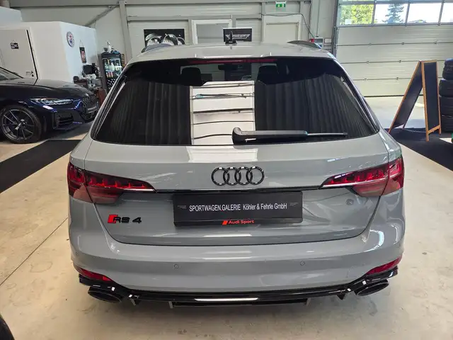 Audi RS4 view 12