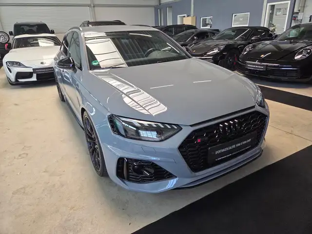 Audi RS4 view 7