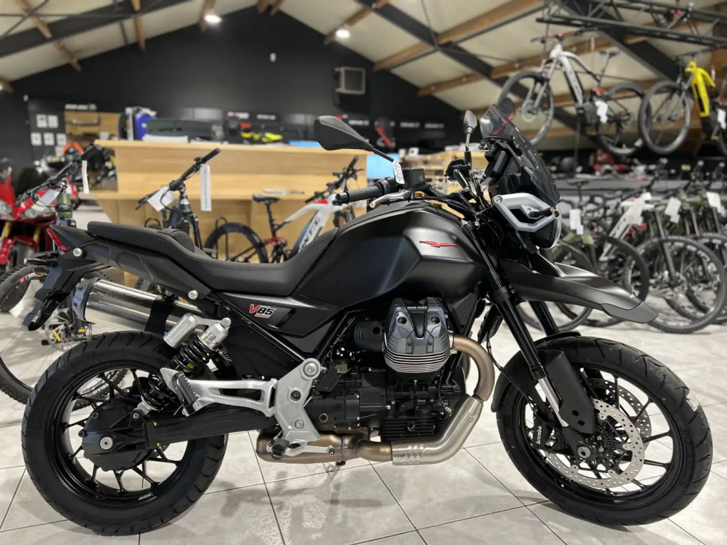 Moto Guzzi V 85 TT  Strada Noir - 1