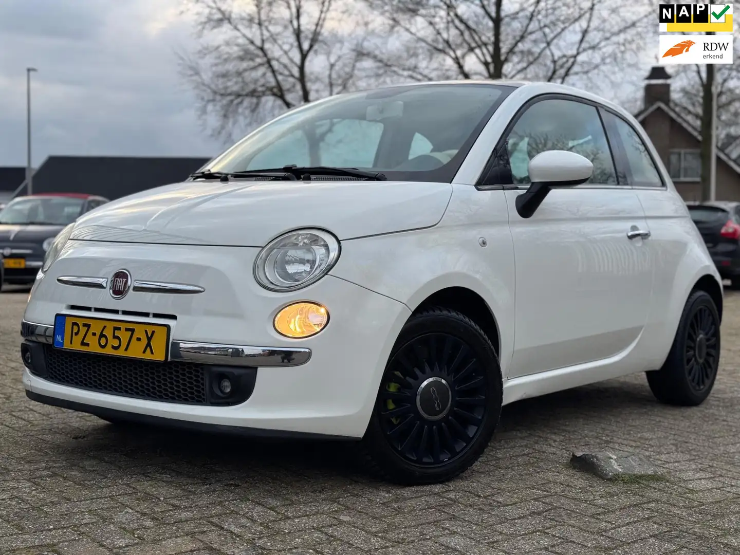 Fiat 500 1.2 Lounge AIRCO PANORAMA DAK ZWARTE VELGEN APK Weiß - 1