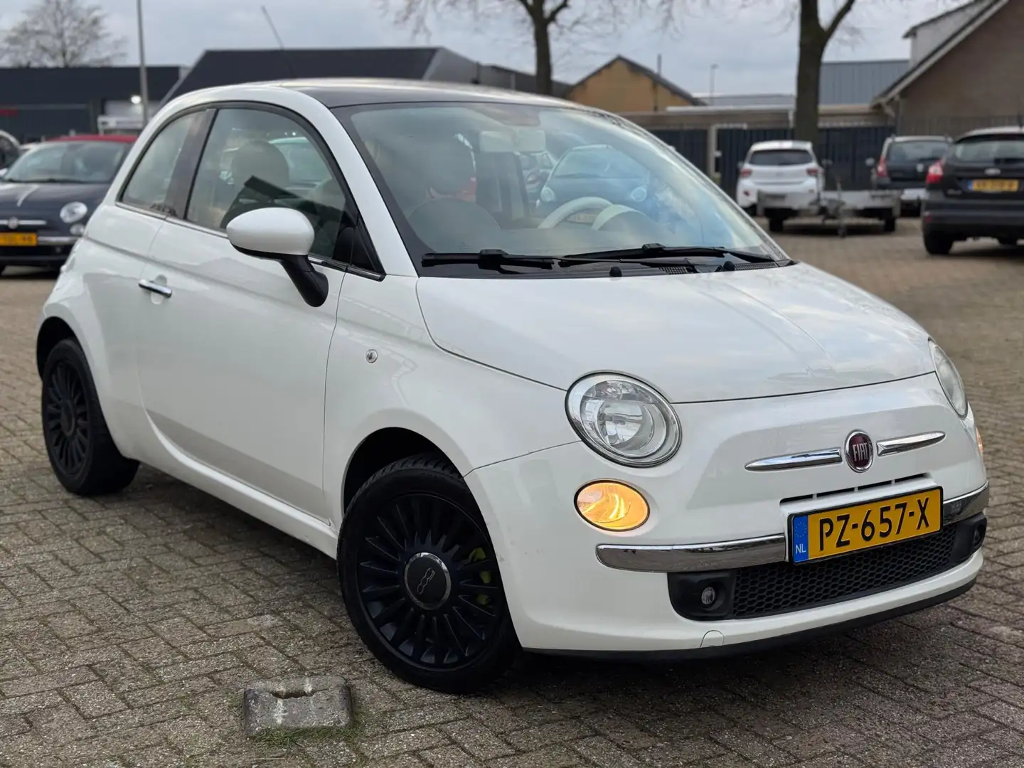 Fiat 500 1.2 Lounge AIRCO PANORAMA DAK ZWARTE VELGEN APK Weiß - 2