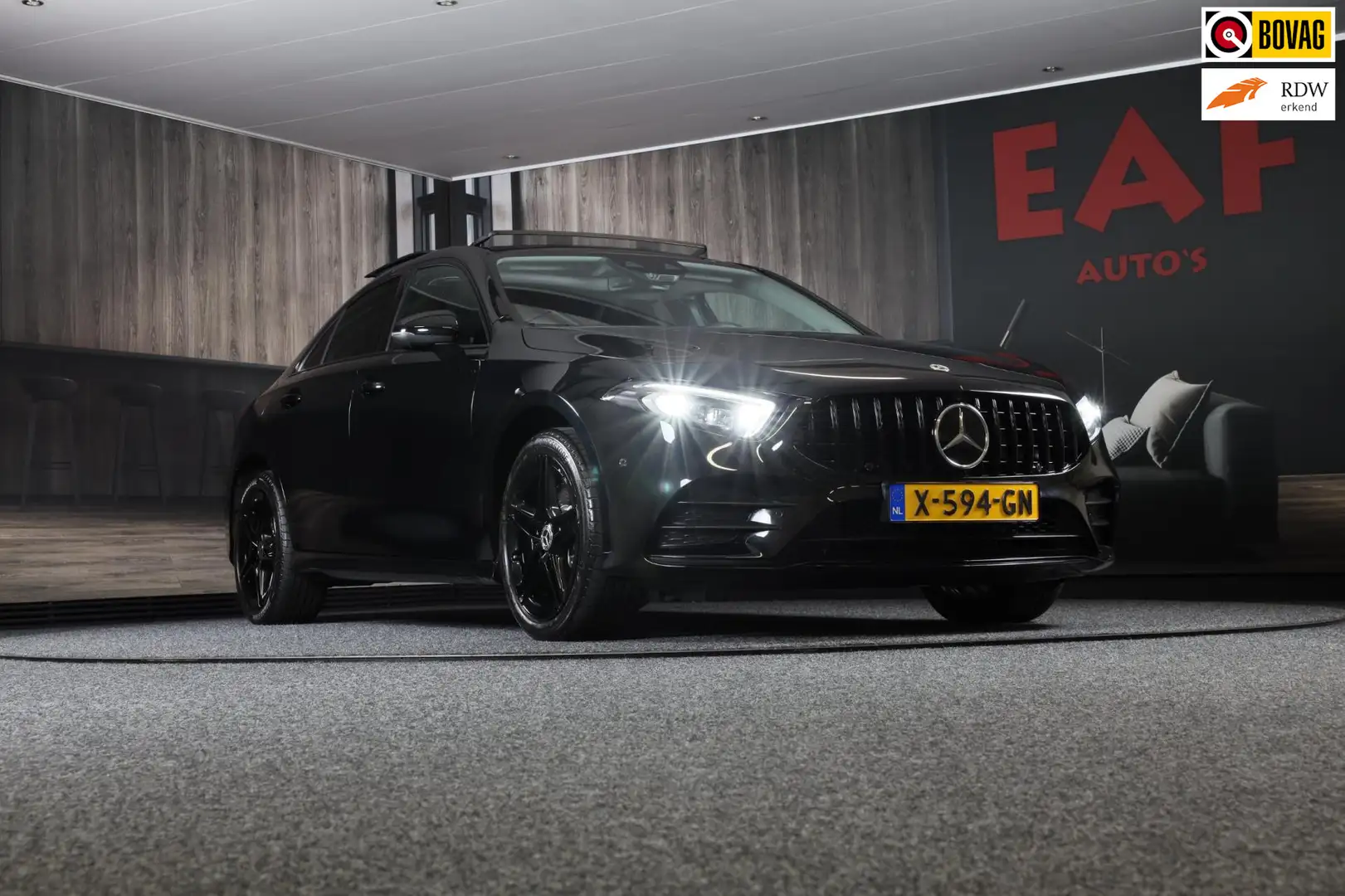 Mercedes-Benz A 250 e AMG Line Sedan / ACC / Lane Assist / 360 Camera Zwart - 1