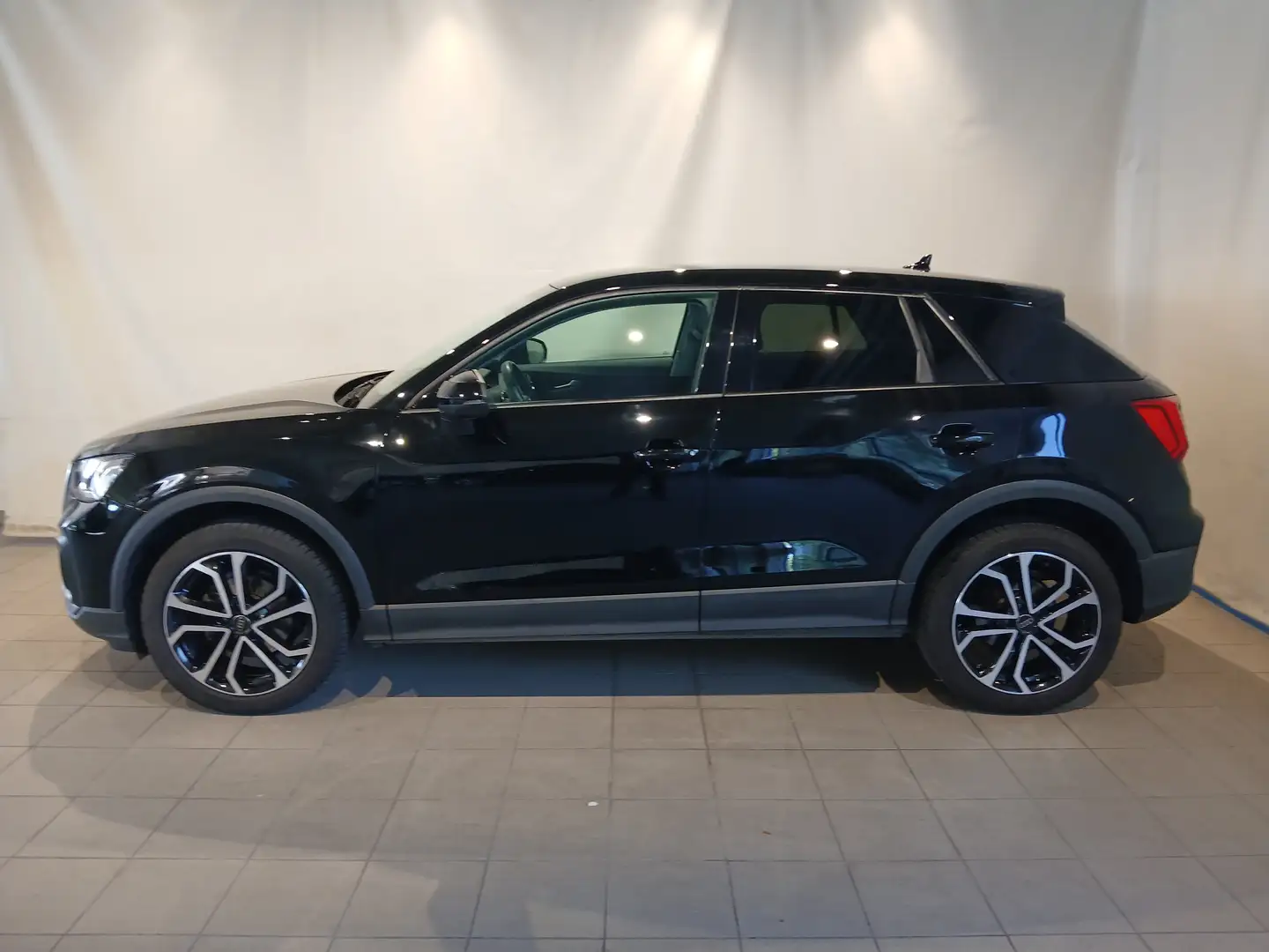 Audi Q2 30 TDI intense Schwarz - 2