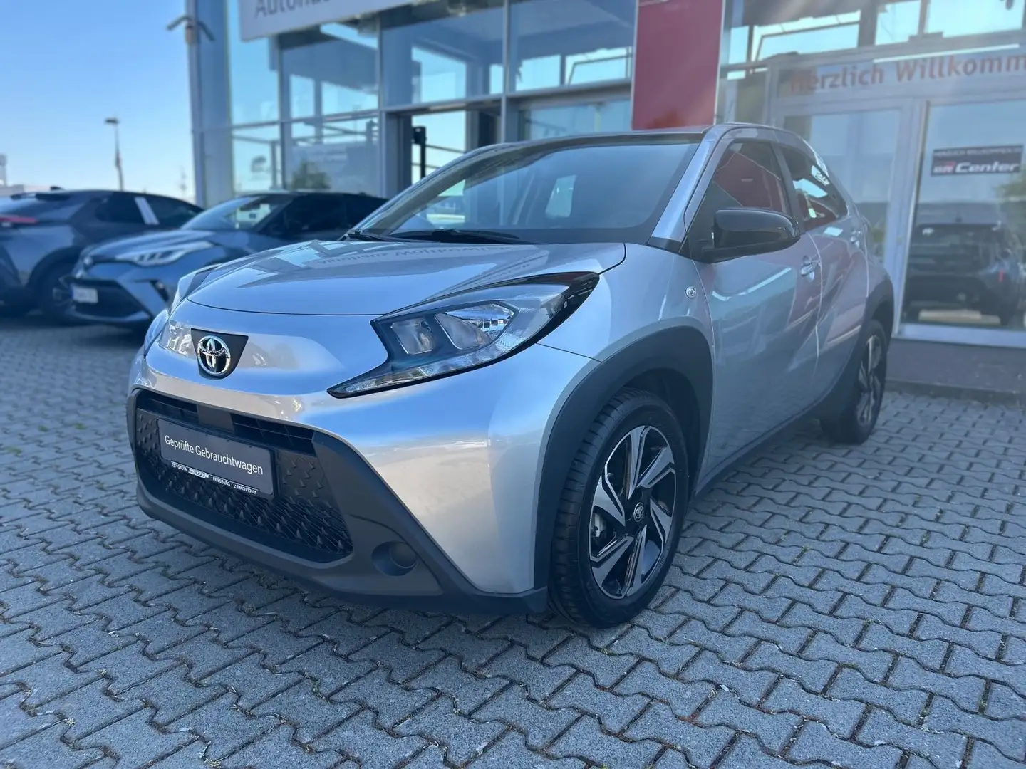 Toyota Aygo X 1.0 Play 5-Türer*KLIMA*KEYLESS*SITZH. Silber - 1