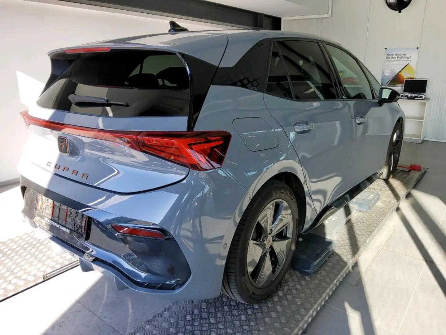 CUPRA Born KEYLESS PDC SHZ KAMERA NAVI ACC LED PANO Grau - 2