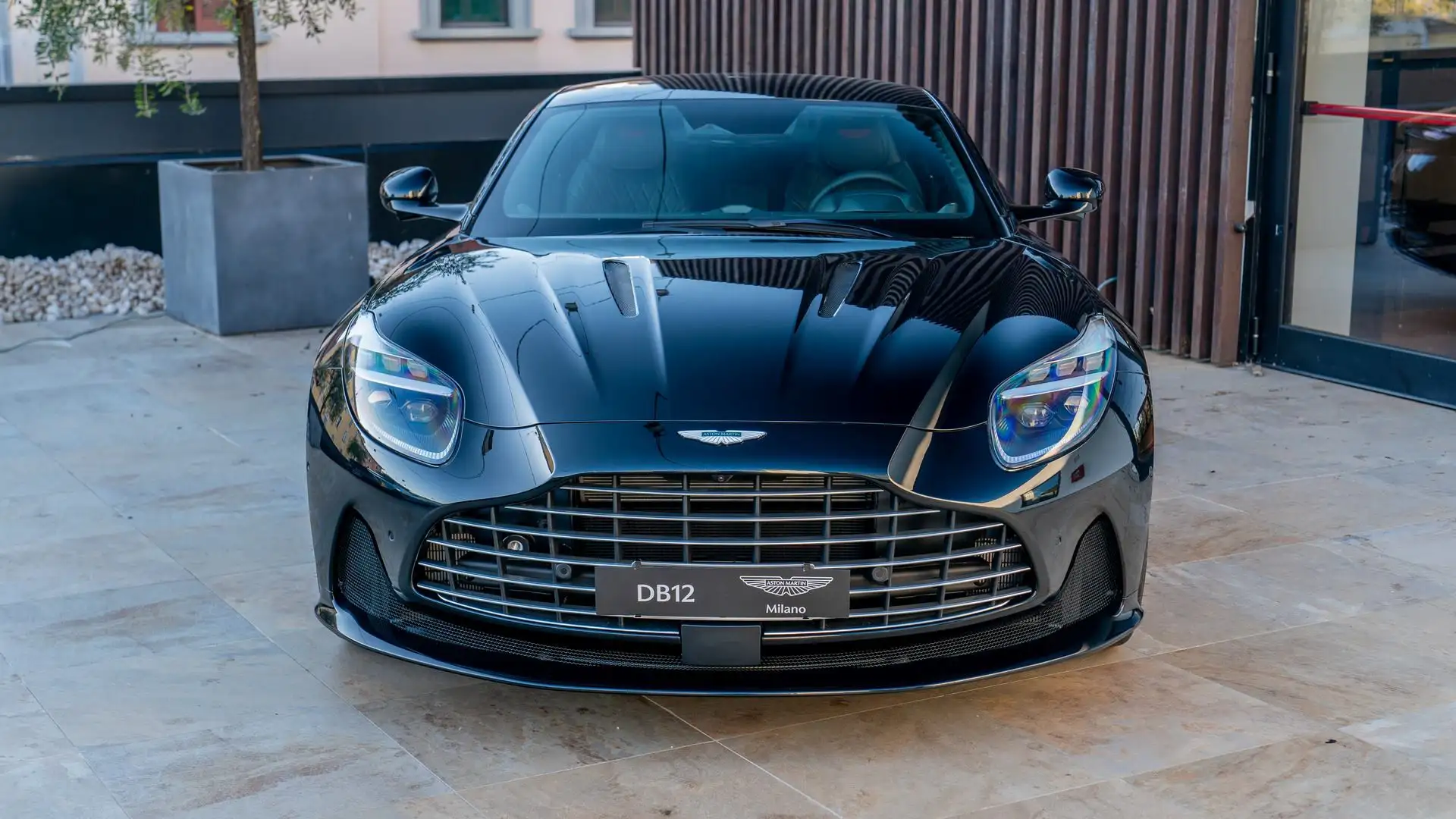 Aston Martin DB12 Coupe 4.0 V8 auto Чорний - 2