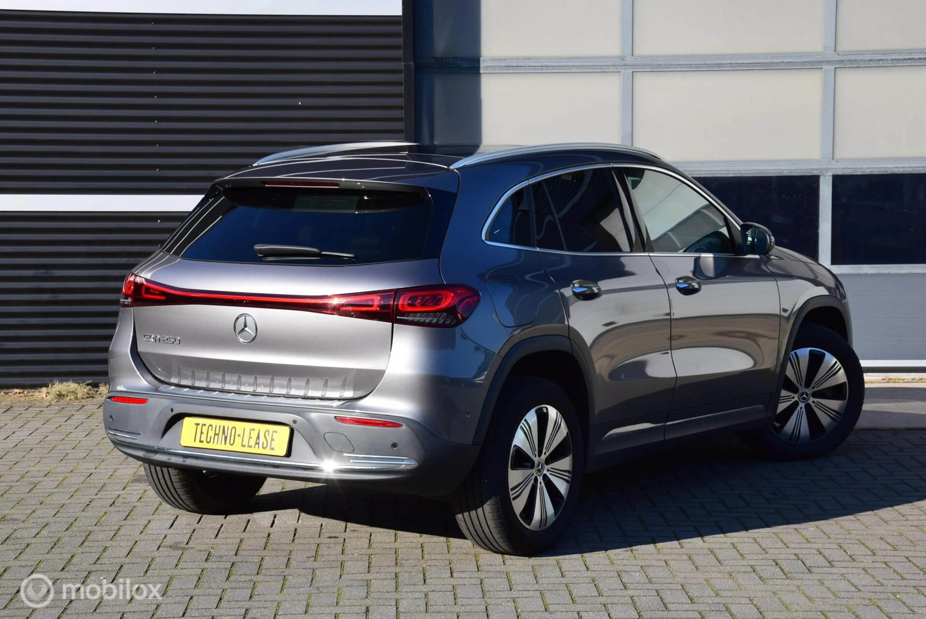 Mercedes-Benz EQA 250 Business Solution Luxury 67 kWh SOH 98% Pano Keyle — photo 3