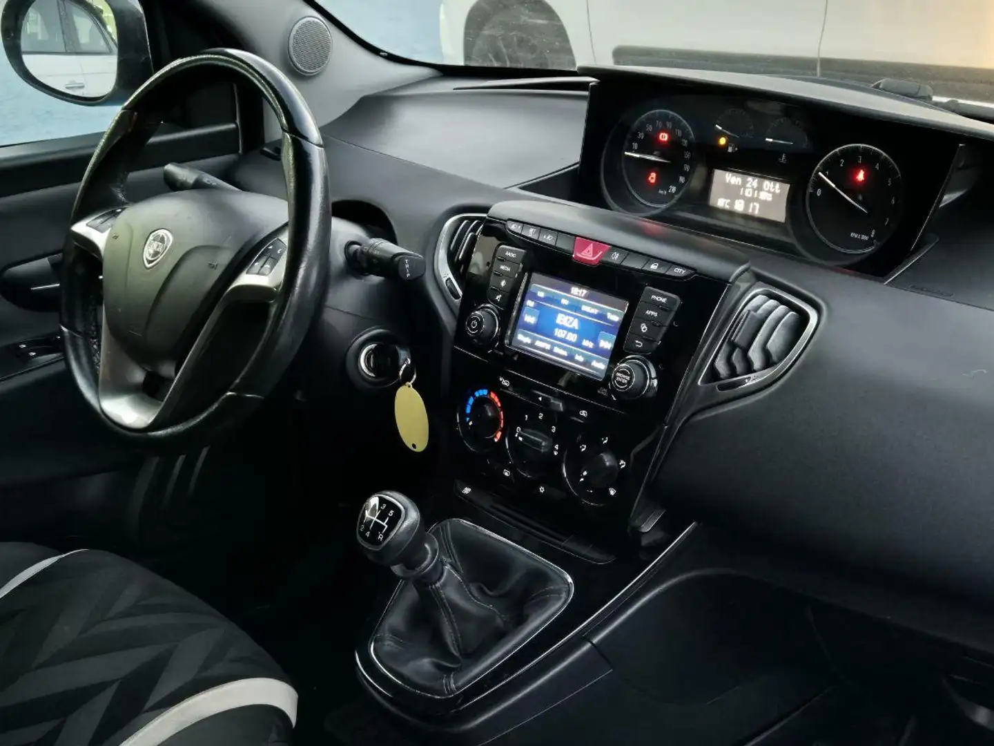 Lancia Ypsilon 1.2 69 CV 5p. Platinum Weiß - 2