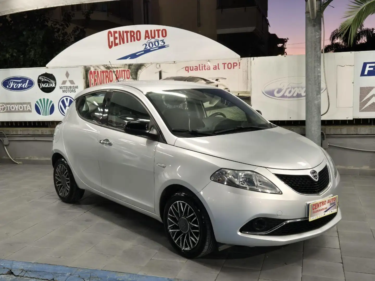 Lancia Ypsilon 1.2 69 CV 5p. Platinum Weiß - 1