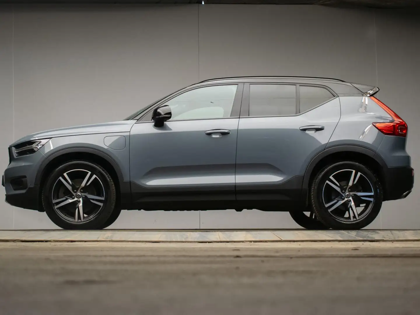 Volvo XC40 1.5 T5 Twin Engine R-Design (APPLECAR PLAY,NAVI,LE Grijs - 1