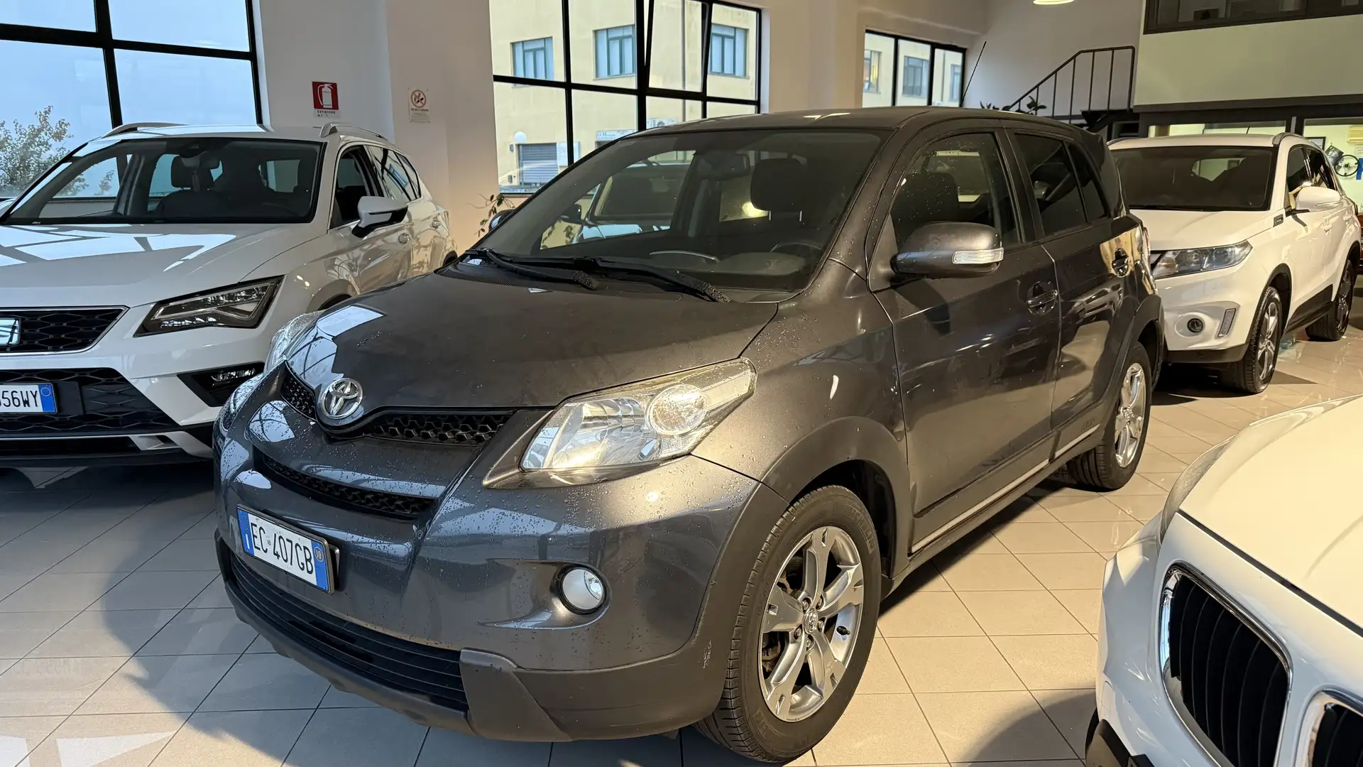 Toyota Urban Cruiser Urban Cruiser 1.4 d-4d Luxury Awd Grigio - 1