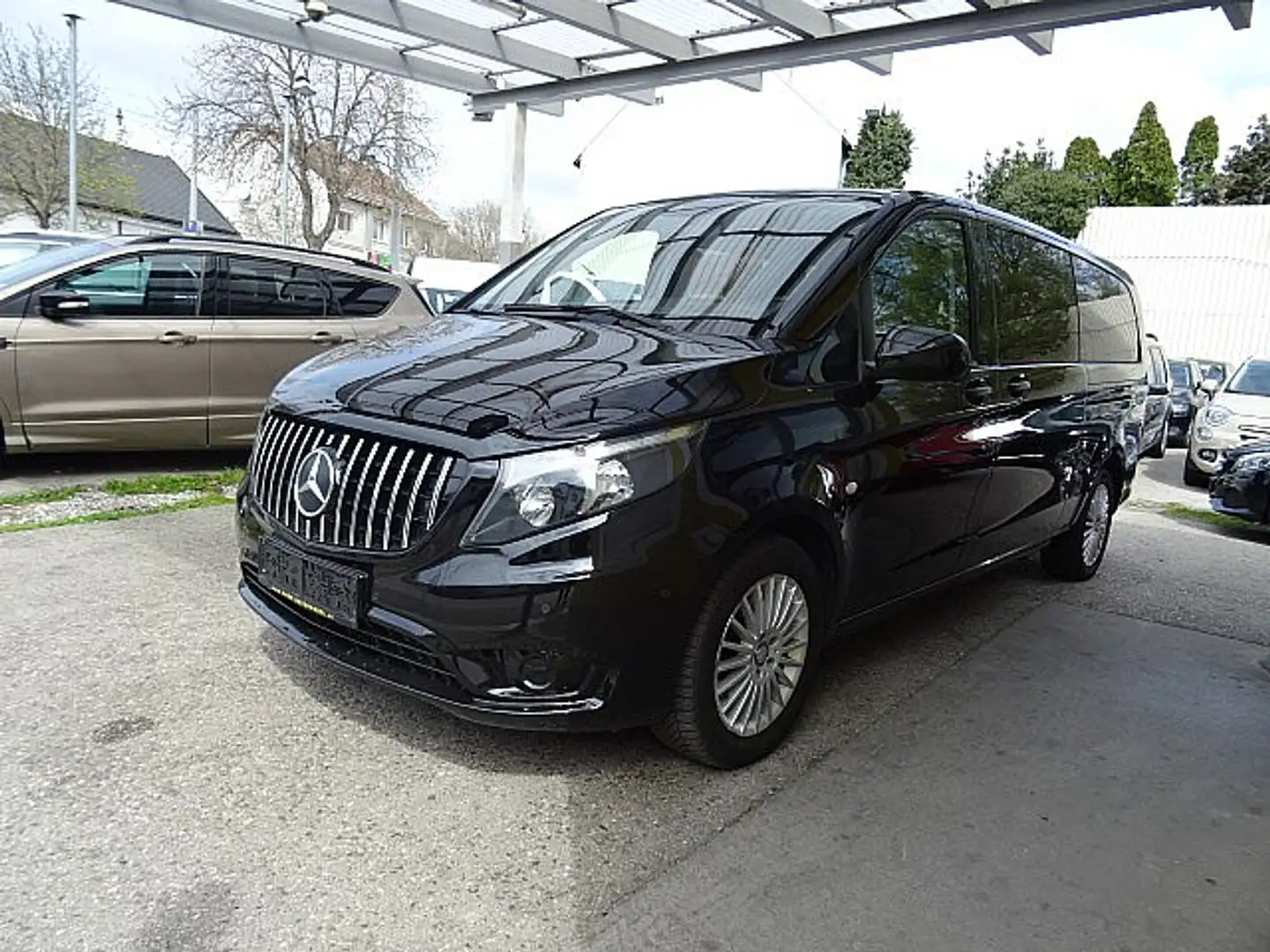 Mercedes-Benz Vito Tourer Pro 119 CDI extralang 4x4 Aut. Schwarz - 2