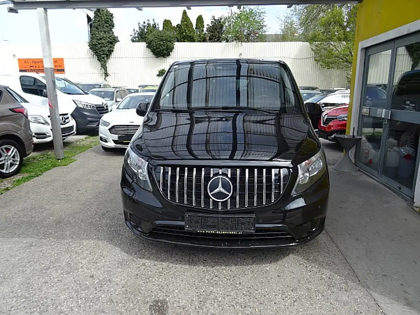 Mercedes-Benz Vito Tourer Pro 119 CDI extralang 4x4 Aut. Schwarz - 1