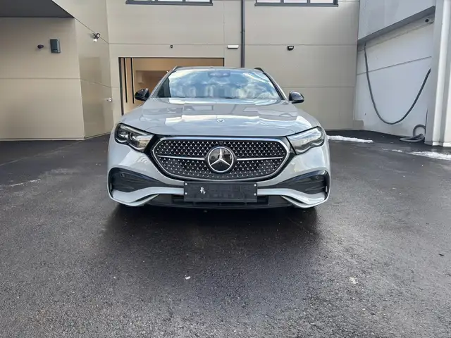 Mercedes-Benz E 220 E 220 d 4Matic AMG Line Advanced Plus (214.205) Ansicht 2