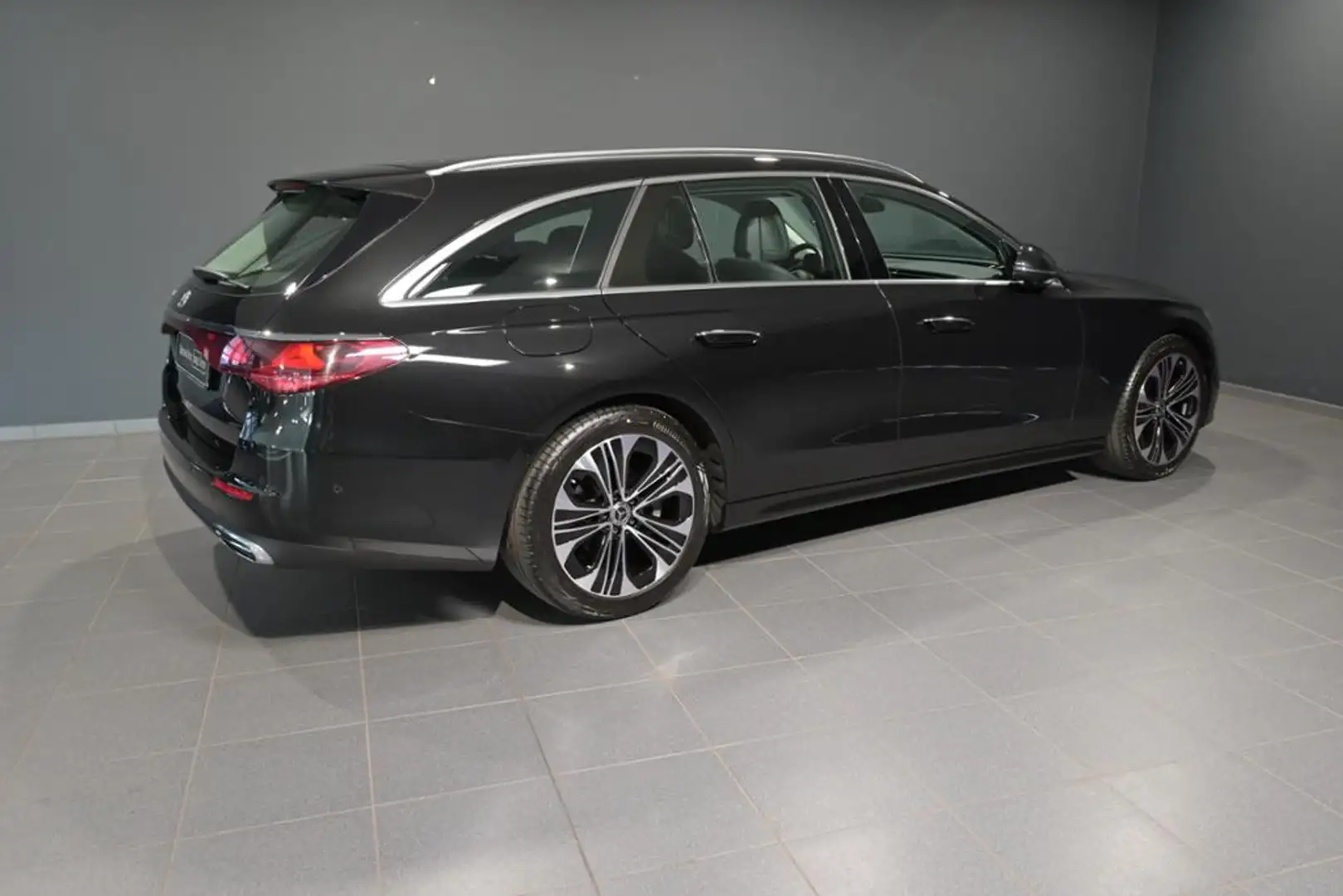 Mercedes-Benz E 200 T AVANTGARDE/DISTRO/KAMERA/PANO/TOTW/SHZ Zwart - 2