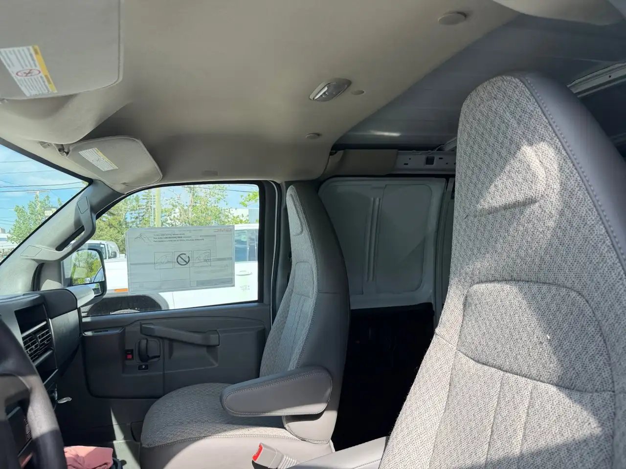 GMC Savana снимка GMC Savana