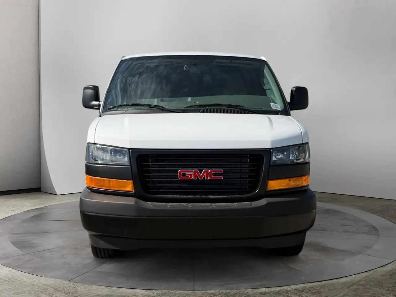 GMC Savana снимка GMC Savana