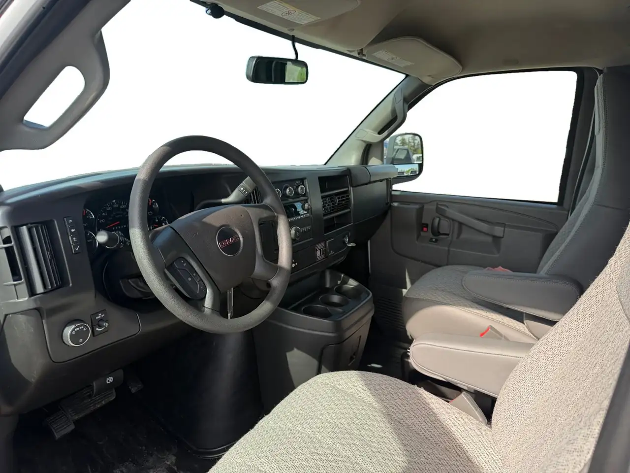 GMC Savana снимка GMC Savana