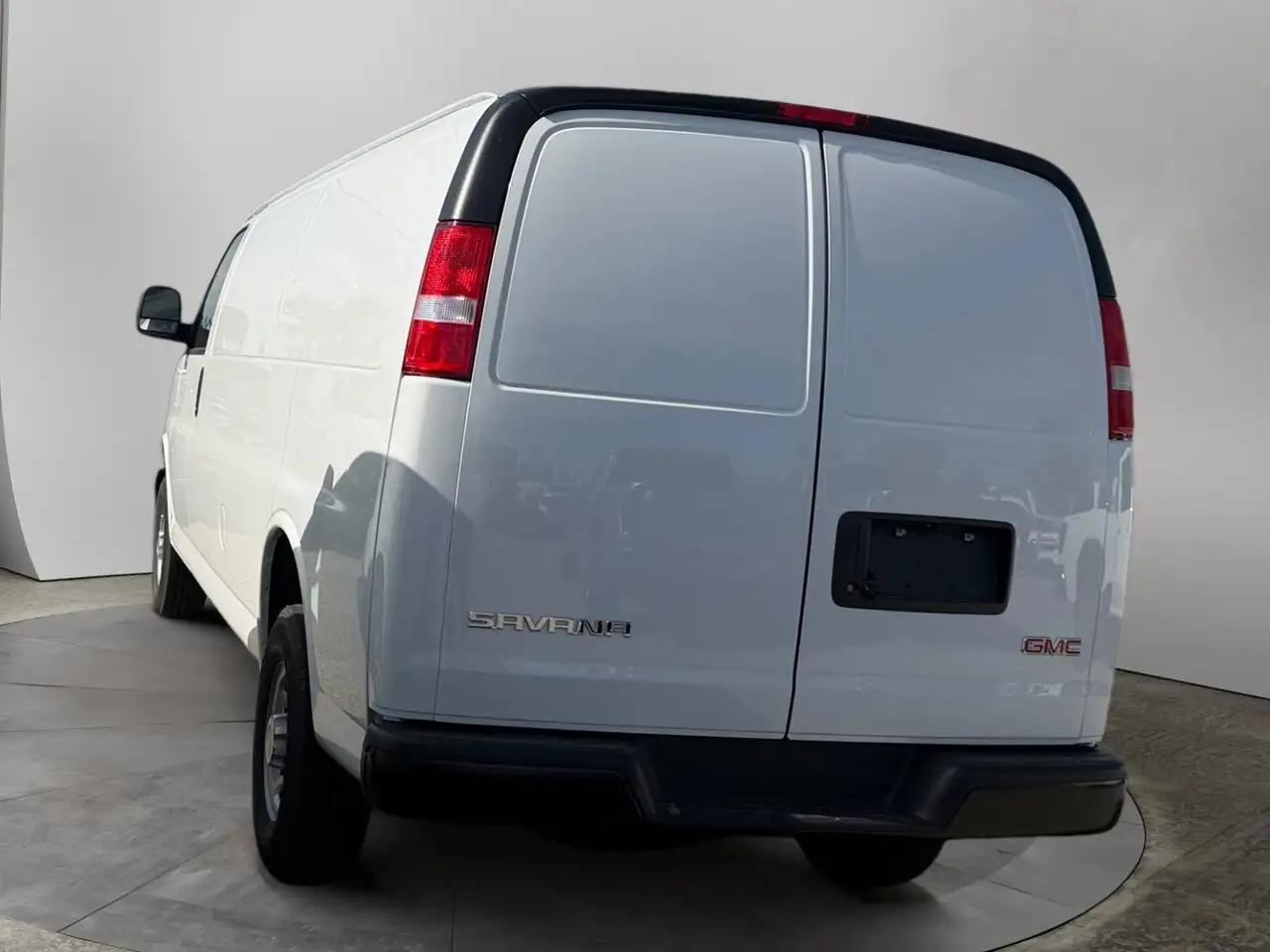 GMC Savana снимка GMC Savana