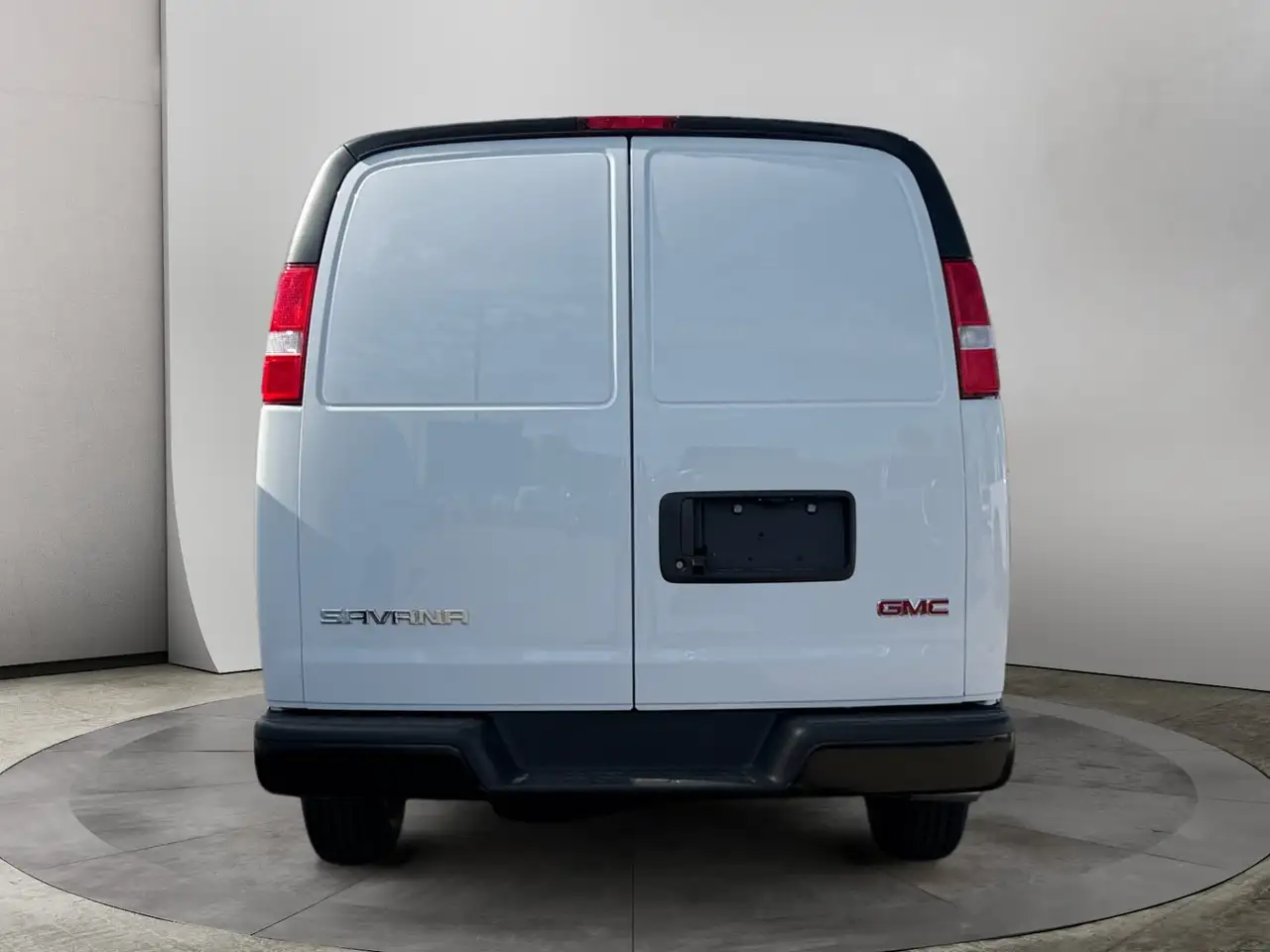 GMC Savana снимка GMC Savana