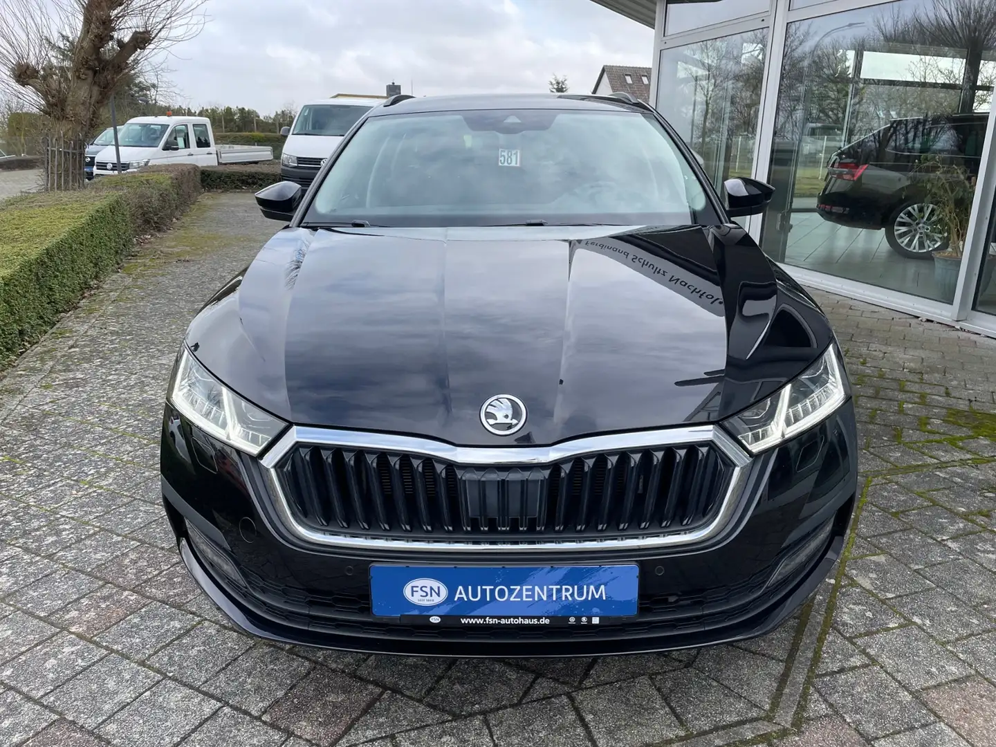 Skoda Octavia Combi 2.0 TDI DPF Ambition MATRIX AHK-Vorb. Zwart - 2
