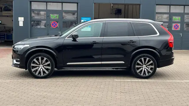 Volvo XC90 view 3