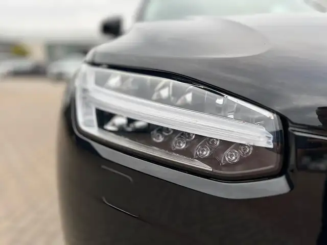 Volvo XC90 view 9