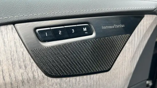 Volvo XC90 view 11