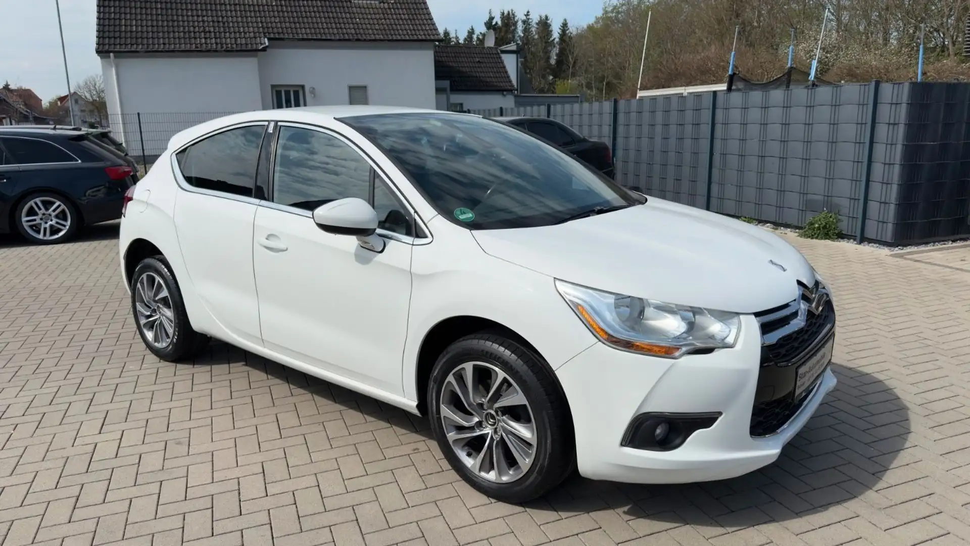 Citroen DS4 SoChic 1.6 eHDI -Klimaauto-Tempomat-Leder-LM Weiß - 2