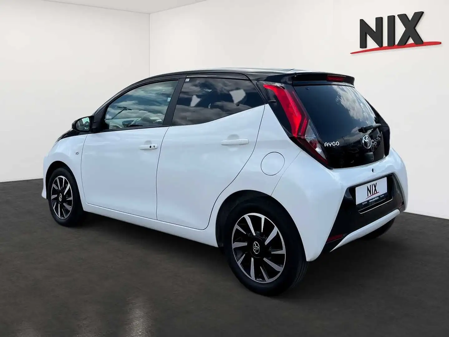 Toyota Aygo 1,0 l  5-tg. 'x-final' KAMERA KLIMA Weiß - 2