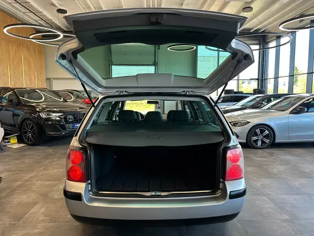 Volkswagen Passat view 6
