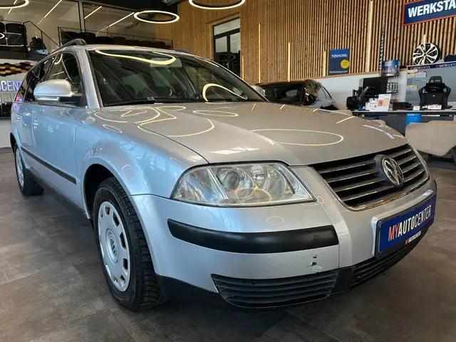 Volkswagen Passat view 3
