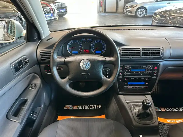 Volkswagen Passat view 8