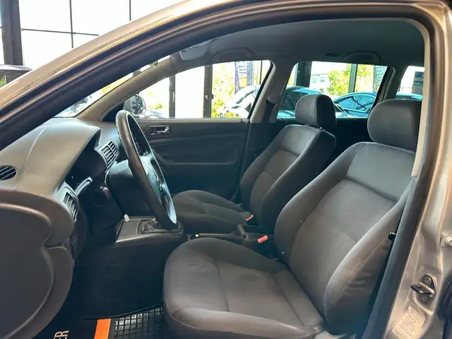 Volkswagen Passat view 11