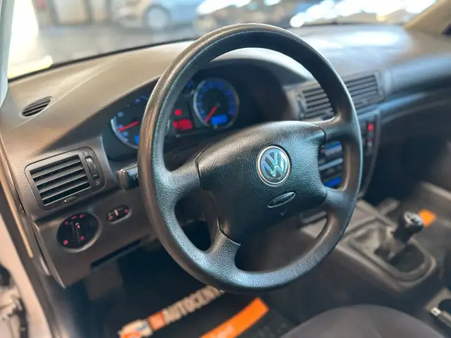 Volkswagen Passat view 9