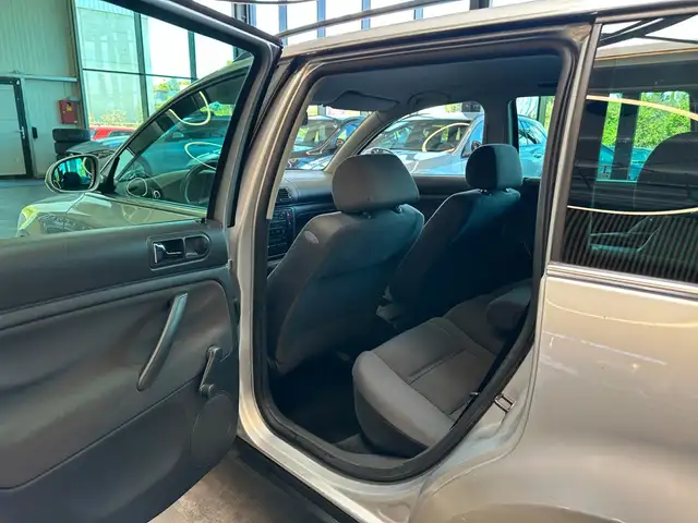 Volkswagen Passat view 28