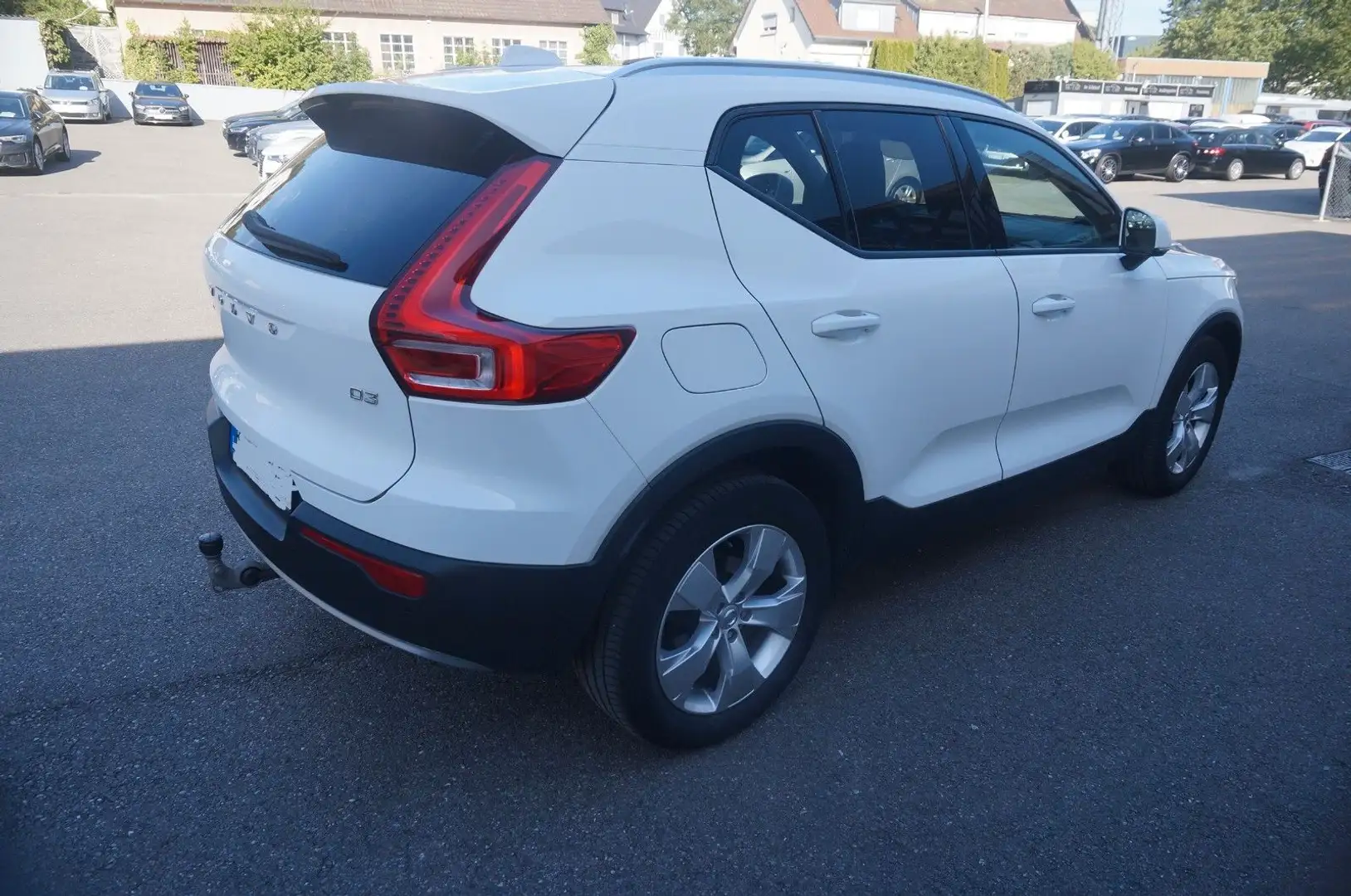 Volvo XC40 Moment*AUT*AHK*NAV*SHZ*ACC*LEDER*LED*KAMERA Wit - 2