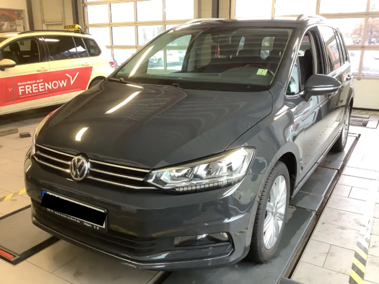Volkswagen Touran 1.5 TSI Highline DSG LED ACC PDC Sitzhzg Grau - 2